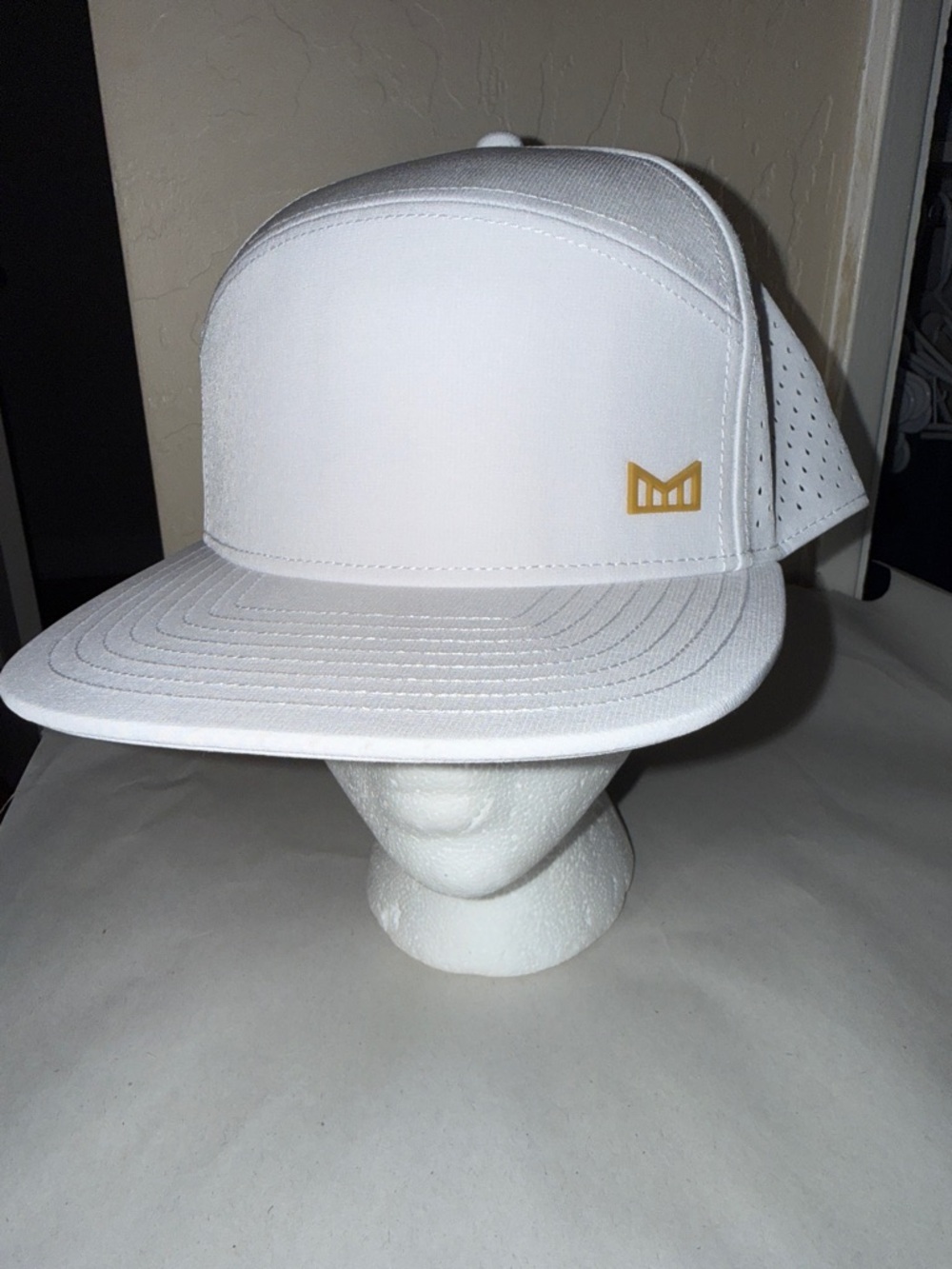Melin hydro trenches gum all white snapback hat nwt size XL